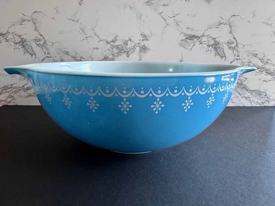 Pyrex 4qt Snowflake Blue 13