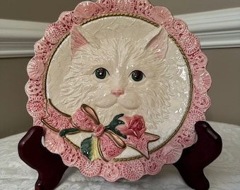 Fitz and Floyd Essentials Canape Plate | White Cat Plate | Plate with White Cat, Pink Ribbon | Pink Lace Border | 8.5" Decorative Plate