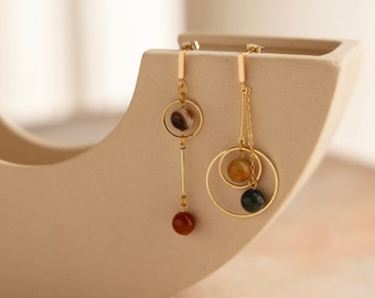 Nova | Boucles d'oreilles géométriques asymétriques en pierres précieuses, oeil de tigre en agate naturelle, boucles d'oreilles déclaration planète univers du système solaire, plaqué or 14 carats