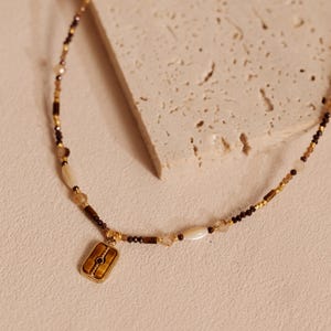 Maia / Collar delicado con colgante de ojo de tigre y cuentas de concha, joyería bohemia chapada en oro de 14 quilates