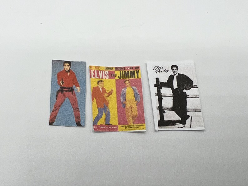 Puede incluir: Tres portadas de &aacute;lbumes de discos vintage con Elvis Presley. La primera portada es un primer plano de Elvis con una camisa roja y pantalones vaqueros azules. La segunda portada presenta a Elvis y Jimmy, con Elvis con una chaqueta roja y Jimmy con una camisa amarilla. La tercera portada es una foto en blanco y negro de Elvis con una chaqueta negra.