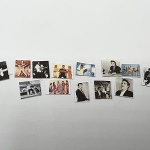 Puede incluir: Una colecci&oacute;n de fotos en blanco y negro de Elvis Presley en varias poses. Las fotos est&aacute;n impresas en cartulina y tienen un aspecto vintage.