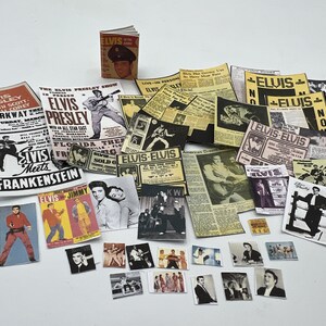 Puede incluir: Una colecci&oacute;n de recuerdos vintage de Elvis Presley, que incluye carteles, revistas y recortes de peri&oacute;dicos. Los art&iacute;culos presentan fotos en blanco y negro de Elvis, junto con texto que dice "Elvis Presley", "Elvis Meets Frankenstein", "Elvis-Elvis" y "Parkway Theatre".