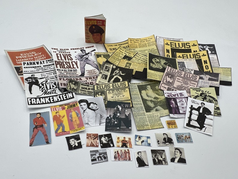 Puede incluir: Una colecci&oacute;n de recuerdos vintage de Elvis Presley, que incluye carteles, revistas y recortes de peri&oacute;dicos. Los art&iacute;culos presentan fotos en blanco y negro de Elvis, junto con texto que dice "Elvis Presley", "Elvis Meets Frankenstein", "Elvis-Elvis" y "Parkway Theatre".