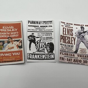 Puede incluir: Tres carteles de pel&iacute;culas vintage con Elvis Presley. El primer cartel es para la pel&iacute;cula "Loving You" y presenta a Elvis Presley, Liz Scott y Wendell Corey. El segundo cartel es para la pel&iacute;cula "Elvis Meets Frankenstein" y presenta a Elvis Presley en una imagen en blanco y negro. El tercer cartel es para "The Elvis Presley Show" y presenta a Elvis Presley tocando la guitarra en una imagen en blanco y negro. El texto del cartel incluye las fechas "March 17th" y "August 10-11".