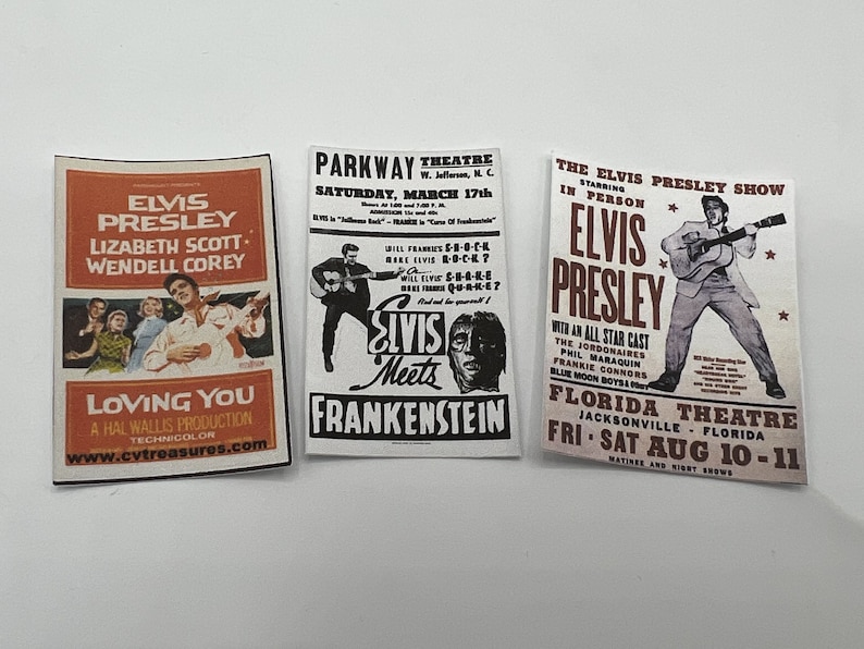Puede incluir: Tres carteles de pel&iacute;culas vintage con Elvis Presley. El primer cartel es para la pel&iacute;cula "Loving You" y presenta a Elvis Presley, Liz Scott y Wendell Corey. El segundo cartel es para la pel&iacute;cula "Elvis Meets Frankenstein" y presenta a Elvis Presley en una imagen en blanco y negro. El tercer cartel es para "The Elvis Presley Show" y presenta a Elvis Presley tocando la guitarra en una imagen en blanco y negro. El texto del cartel incluye las fechas "March 17th" y "August 10-11".