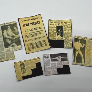 Puede incluir: Una colecci&oacute;n de seis recortes de peri&oacute;dicos antiguos con Elvis Presley. Los recortes est&aacute;n amarillentos por el paso del tiempo y muestran a Elvis en varias poses, incluyendo actuando en el escenario y sosteniendo una guitarra. El texto en los recortes incluye titulares como "Elvis Presley actuar&aacute; aqu&iacute; para dos conciertos" y "Si Elvis est&aacute; aburrido, lo oculta bien".