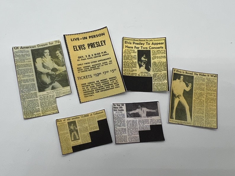 Puede incluir: Una colecci&oacute;n de seis recortes de peri&oacute;dicos antiguos con Elvis Presley. Los recortes est&aacute;n amarillentos por el paso del tiempo y muestran a Elvis en varias poses, incluyendo actuando en el escenario y sosteniendo una guitarra. El texto en los recortes incluye titulares como "Elvis Presley actuar&aacute; aqu&iacute; para dos conciertos" y "Si Elvis est&aacute; aburrido, lo oculta bien".
