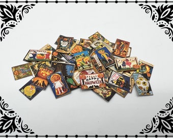 Puede incluir: Una colección de postales vintage de Halloween con imágenes de calabazas, brujas y otros personajes espeluznantes. Las postales están impresas en cartulina y tienen un aspecto desgastado y antiguo.