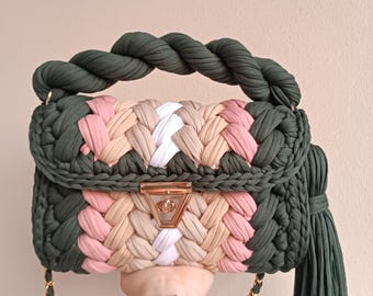 Bolsa de crochê trançada feita à mão: Tricotada com fio de camiseta, design colorido.
