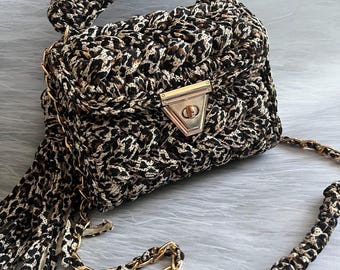 Bolsa de crochê de leopardo feita à mão: bolsa transversal de fio trançado para camiseta