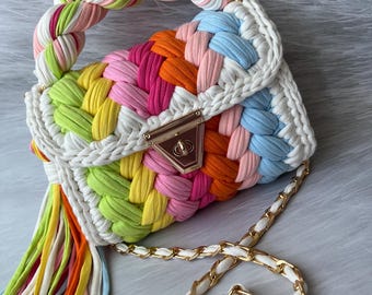 Bolsa de ombro de crochê feita à mão: bolsa de lã para camiseta de tricô colorida