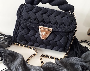 Handmade Knitted Black Shoulder Bag with Chain – T-Shirt Yarn Purse