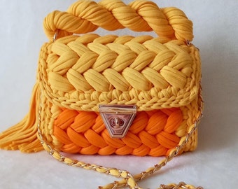 Borsa fatta a mano in filato per magliette lavorata a maglia: borsa a tracolla da donna all'uncinetto