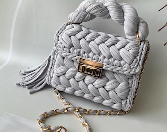 Bolsa de malha feita à mão: bolsa de ombro de crochê com fio de camiseta