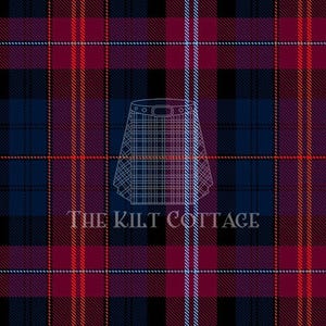 Op de afbeelding: Een tartanpatroon in tinten rood, marineblauw en zwart, met dunne witte en lichtblauwe strepen. Een lijntekening van een kilt is op het patroon geplaatst. De tekst "THE KILT COTTAGE" staat onderaan.