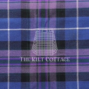 Può includere: Primo piano di un tessuto scozzese con un motivo di linee che si intersecano in blu, viola, nero e bianco. Il testo "THE KILT COTTAGE" è stampato in bianco. Un contorno di kilt è sovrapposto al tessuto.