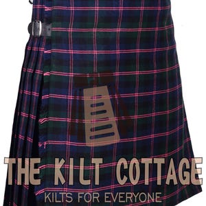 Könnte beinhalten: Ein traditioneller Kilt mit einem schwarzen, grünen und pinkfarbenen Karomuster. Der Kilt hat einen Lederriemen und einen Schnallenverschluss. Der Kilt ist aus gewebtem Stoff gefertigt und hat einen Fransenrand. Der Text "The Kilt Cottage" und "Kilts for Everyone" ist auf der Unterseite des Kilts aufgedruckt.
