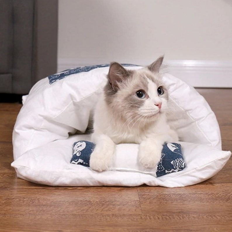 The cute cat sleeping bag