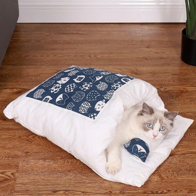The cute cat sleeping bag