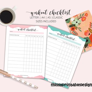 Peut inclure: Deux imprimables de listes de contrôle d'entraînement, un rose et un turquoise, avec les mots "workout checklist" en script. Les listes de contrôle ont des espaces pour suivre les routines d'entraînement. Le texte "LETTER | A4 | A5 | CLASSIC SIZES INCLUDED" est également visible.