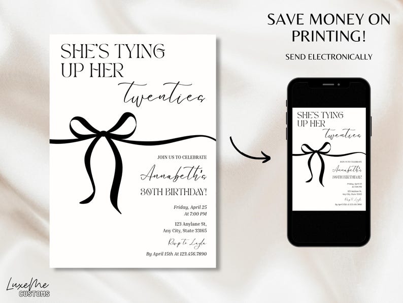 Puede incluir: Dise&ntilde;o de invitaci&oacute;n para una celebraci&oacute;n de 30 cumplea&ntilde;os. La invitaci&oacute;n presenta el texto "She's Tying Up Her Twenties" con un gr&aacute;fico de lazo negro. La invitaci&oacute;n se muestra sobre un fondo blanco y en un tel&eacute;fono inteligente.