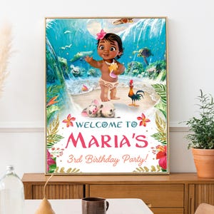 Pu&ograve; includere: Benvenuti alla festa di compleanno di Maria per i suoi 3 anni! Un cartello di benvenuto colorato con un personaggio dei cartoni animati di Oceania, un maiale, un gallo e fiori tropicali.