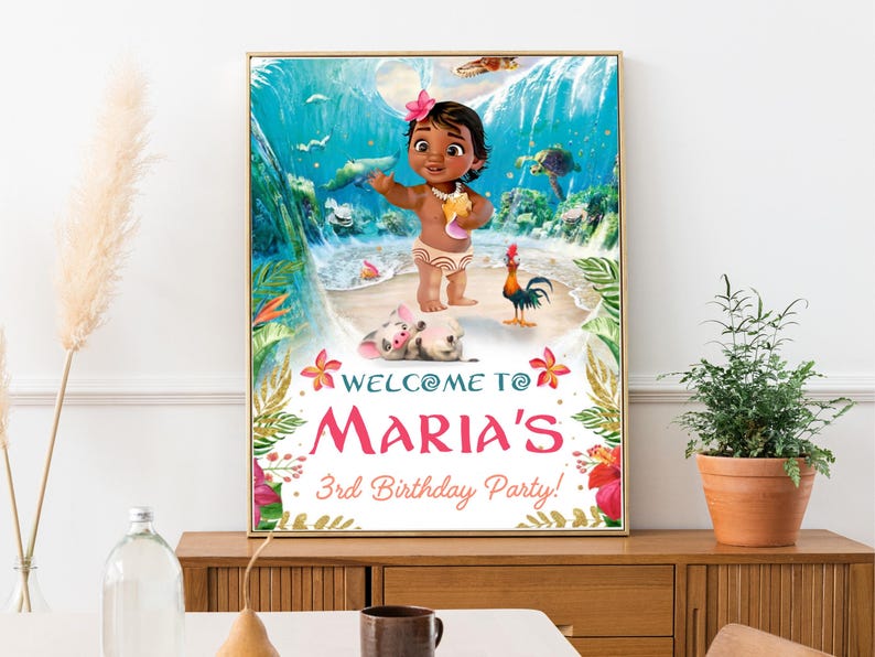 Pu&ograve; includere: Benvenuti alla festa di compleanno di Maria per i suoi 3 anni! Un cartello di benvenuto colorato con un personaggio dei cartoni animati di Oceania, un maiale, un gallo e fiori tropicali.