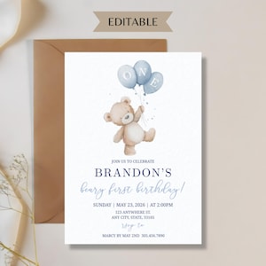 Puede incluir: Una invitación de cumpleaños con una ilustración en acuarela de un oso de peluche sosteniendo globos azules. El texto dice "BRANDON'S beary first birthday!" con detalles del evento. La palabra "EDITABLE" está en la parte superior.