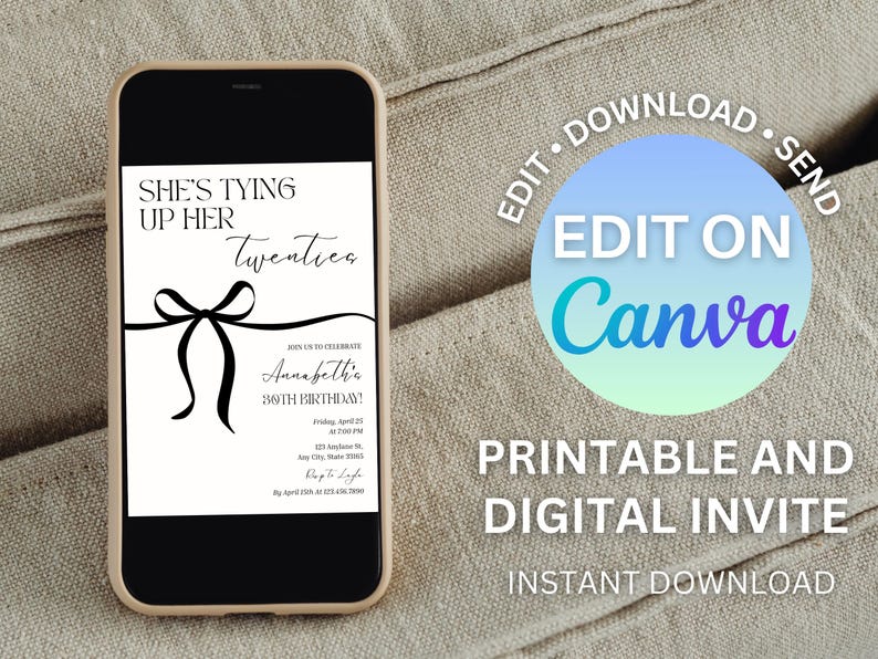 Puede incluir: Un smartphone muestra una invitaci&oacute;n de cumplea&ntilde;os con el texto "She's Tying Up Her Twenties". La invitaci&oacute;n presenta un lazo negro y detalles del evento. Un gr&aacute;fico redondo con "Edit on Canva" es visible. La invitaci&oacute;n es imprimible y digital.