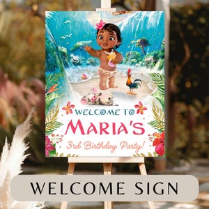 Pu&ograve; includere: Un cartello di benvenuto per una festa di compleanno di 3 anni con un'immagine di cartone animato di Moana dal film Moana della Disney. Il cartello ha un tema tropicale con fiori, foglie e una scena di spiaggia. Il testo sul cartello recita "Benvenuti alla festa di compleanno di 3 anni di Maria!"