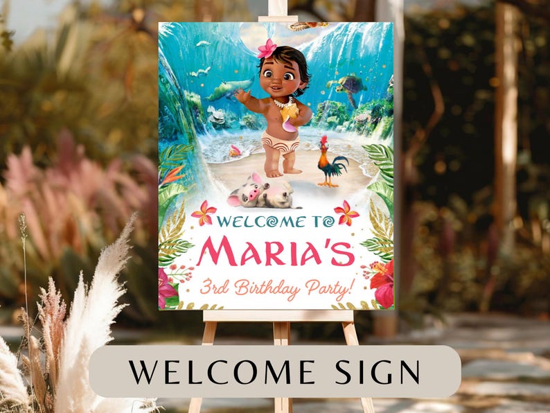 Pu&ograve; includere: Un cartello di benvenuto per una festa di compleanno di 3 anni con un'immagine di cartone animato di Moana dal film Moana della Disney. Il cartello ha un tema tropicale con fiori, foglie e una scena di spiaggia. Il testo sul cartello recita "Benvenuti alla festa di compleanno di 3 anni di Maria!"
