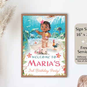Pu&ograve; includere: Un cartello di benvenuto per una festa di compleanno di 3 anni con un personaggio dei cartoni animati del film Oceania. Il cartello &egrave; decorato con fiori tropicali e una scena di spiaggia. Il testo sul cartello recita "Benvenuti alla festa di compleanno di 3 anni di Maria!"