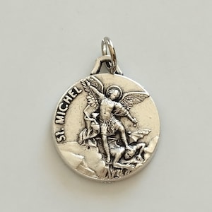 Prachtige vintage metalen religieuze medaille van de aartsengel Michaël en de draak.