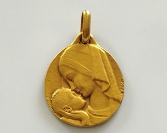 Antieke, zeer kleine vergulde koperen medaille van de Maagd Maria met het Kind, gesigneerd Augis.