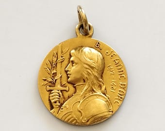 Magnífica medalla antigua chapada en oro de la Beata Juana de Arco, firmada.