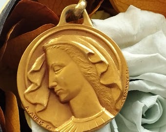 Antigua medalla grande de la Virgen María con velo en metal dorado, firmada por Augis.