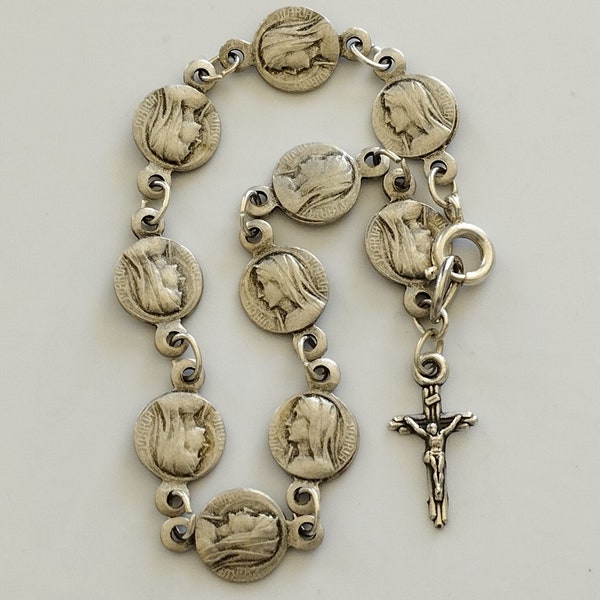 Petit bracelet religieux médaillons Vierge Lourdes et breloque croix