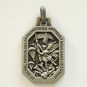 Grande médaille vintage Saint MICHEL patron parachutiste para