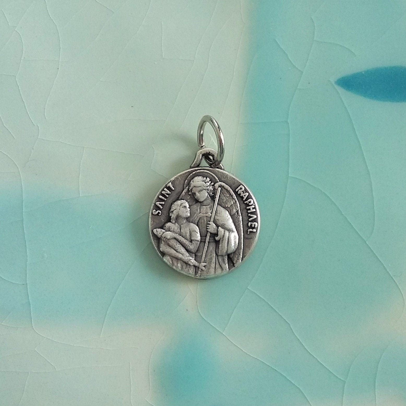 Petite Médaille Religieuse Saint Raphael Archange Vintage en Métal