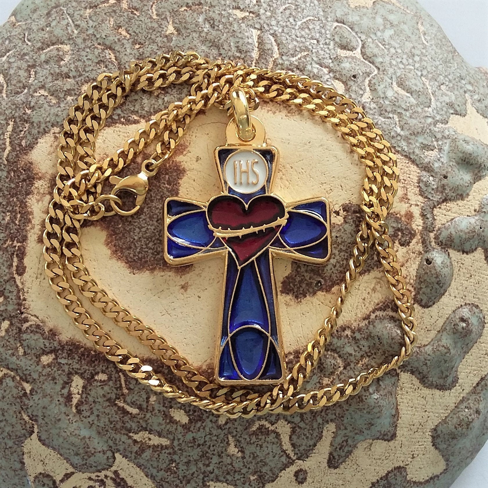 Grande Croix Religieuse Vintage Coeur Sacré en Émail Coloré sur Chaîne