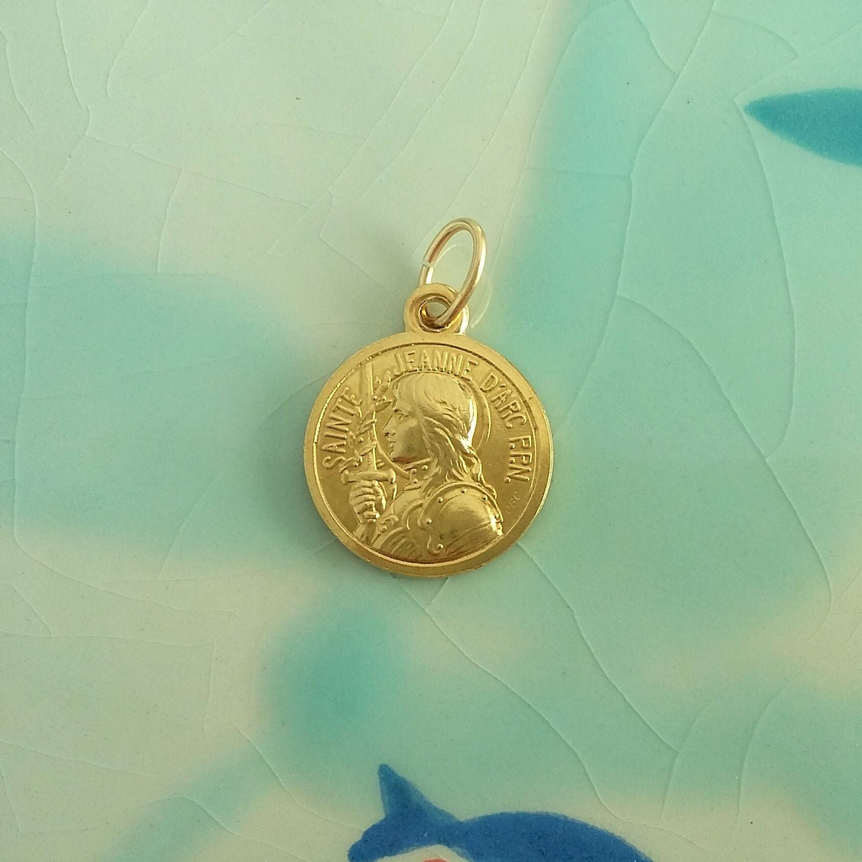 Belle Médaille Religieuse Sainte Jeanne d'arc Épée Coloris Doré