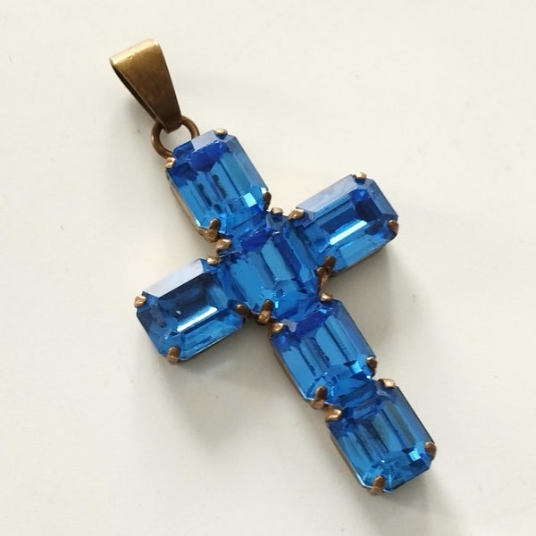Ancienne médaille croix en laiton et gros strass verre bleu