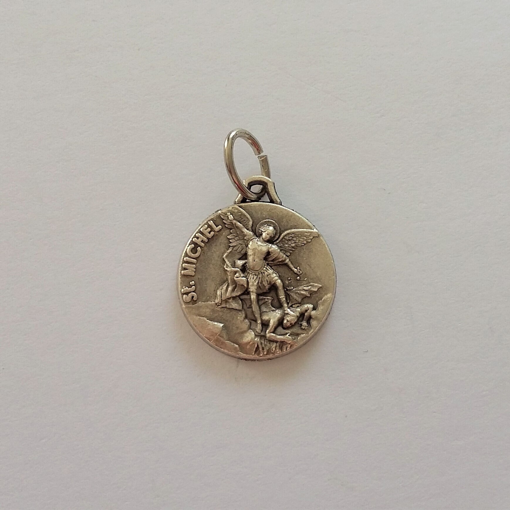 Petite Médaille Religieuse Saint Michel Archange Vintage en Métal