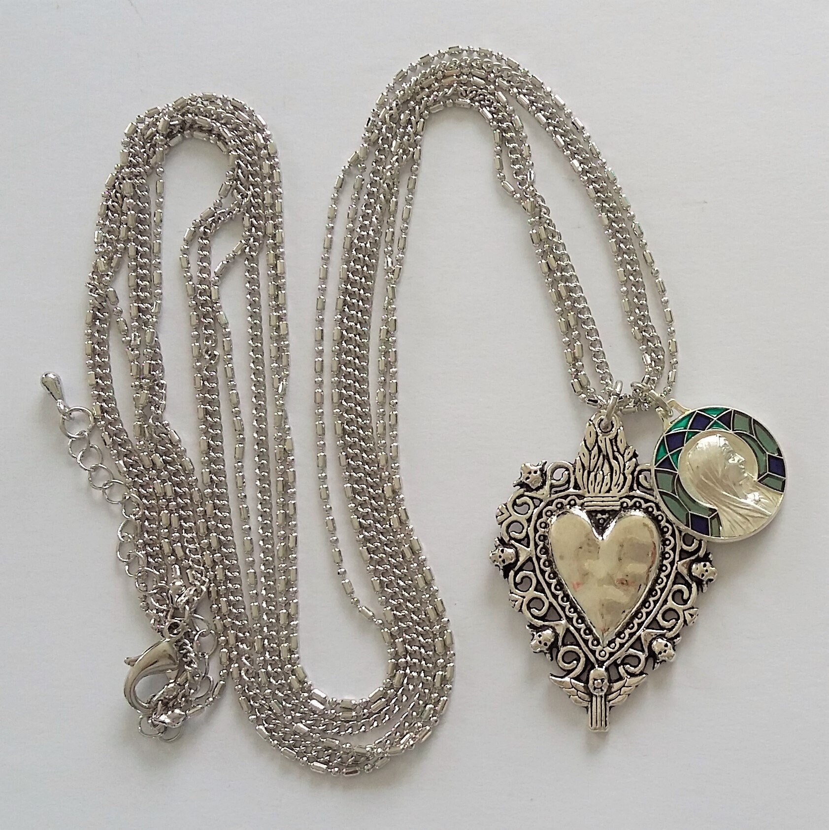 Collier Multirang Breloques Vierge Émaillée et Coeur Sacré