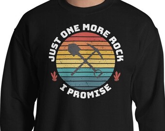 Puede incluir: Sudadera negra con un gráfico de estilo vintage de picos cruzados y el texto "Just One More Rock I Promise".
