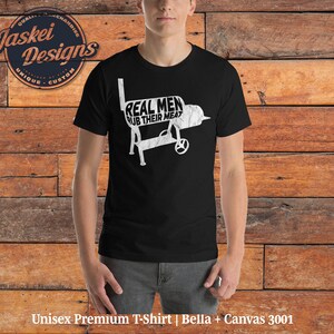 Hombres reales frotan su carne, barbacoa divertida diciendo BBQ carbón Brisket humo, offset smoker, manga corta Unisex camiseta