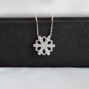 Silver Snowflake Necklace, Women Snowflake Necklace, Christmas Gift, Winter Jewelery, Winter Special Gift Pack, Daily Snow Necklace