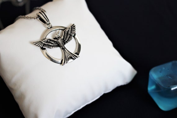 Design Spoo | Uccello lunare, fenice o luna corvo con pentagramma e opale | Ciondolo a catena in argento 925
