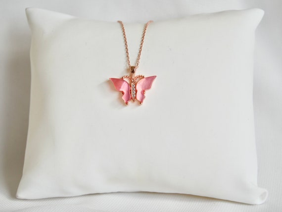 Collier Pendentif Papillon Rose Imitation Pierre - Chaîne Acier 50 Cm - Bijoux Des Lys